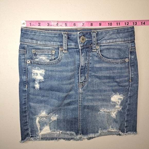 American Eagle Denim Raw Hem Distressed High Rise Mini Skirt Size 0 - Picture 2 of 9
